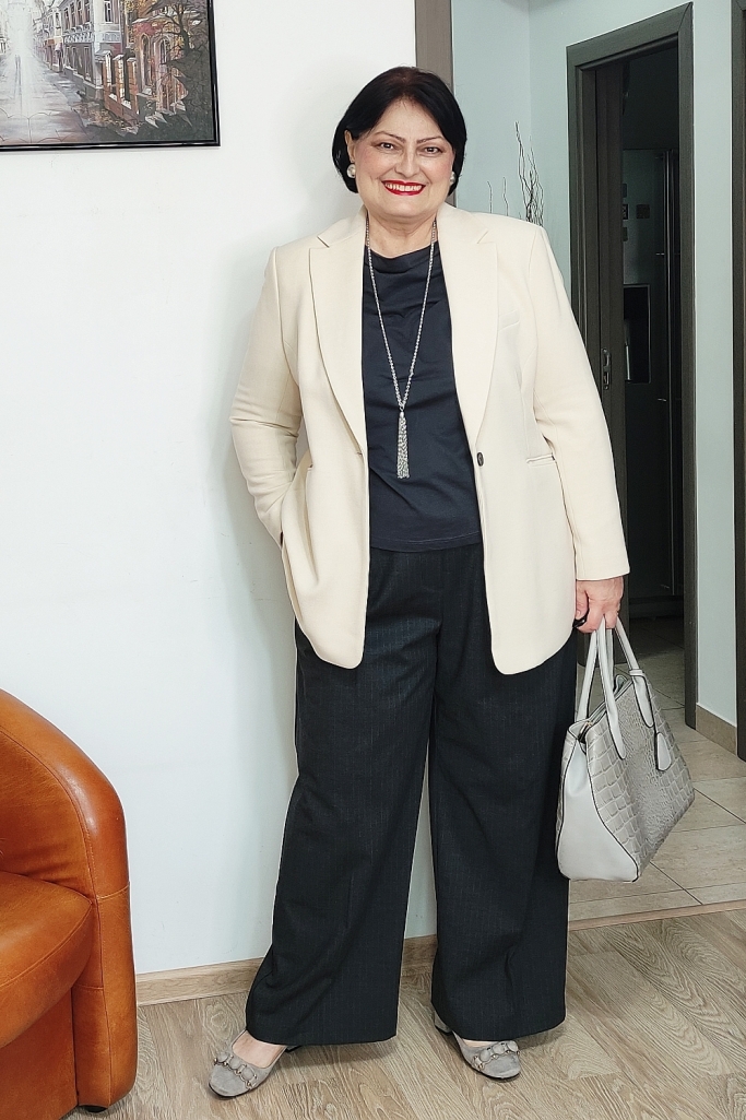 O ţinută office elegantă în gri antracit şi crem