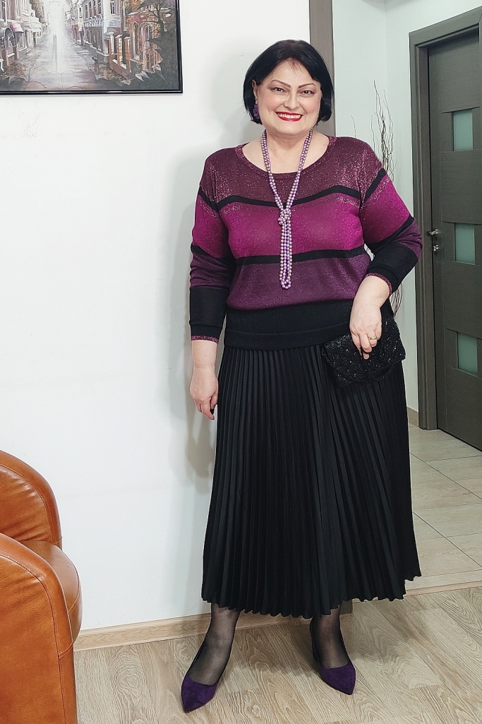 Strălucire în nuanţe de mov şi pliseuri de satin