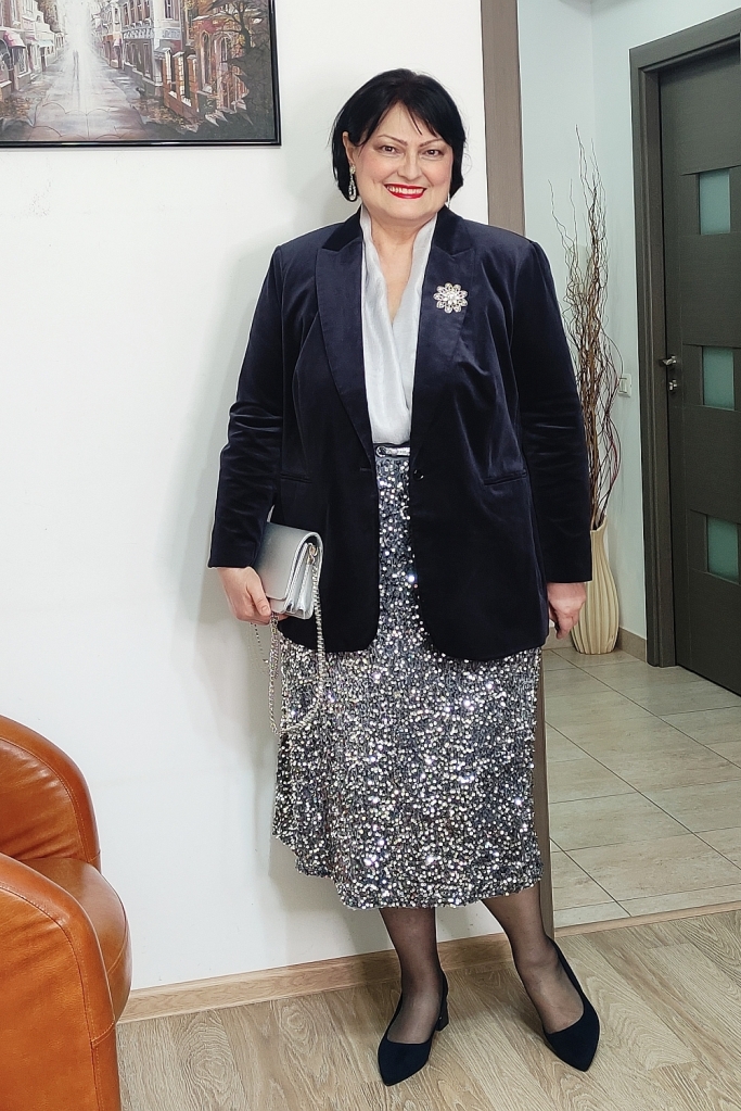 Cum ne îmbrăcăm de sărbători - Catifea şi paiete pentru un eveniment sofisticat