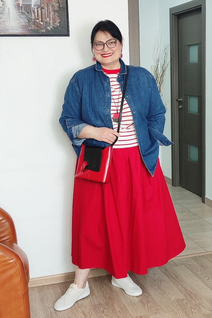 Cum să porți o fustă roșie într-o ținută casual chic