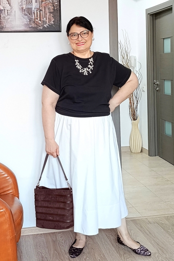 Alb şi maro - o combinaţie discretă şi elegantă