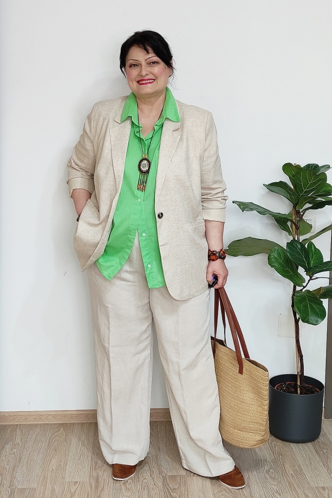 Un accent verde crud într-o ţinută neutră